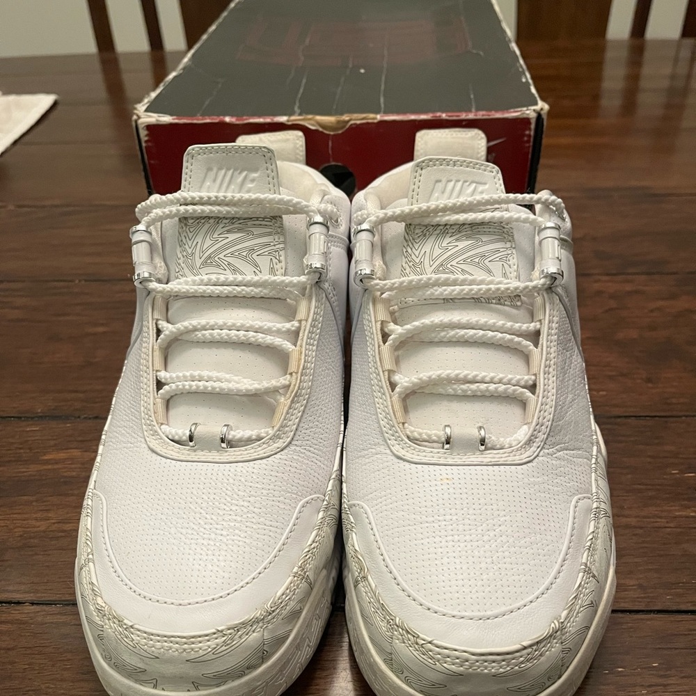 Lebron Zoom 2 low, White/Metallic Silver, size 10 Men’s.